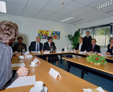 840064 Afbeelding van een meeting van burgemeester mr. I.W. (Ivo) Opstelten en andere leden van het gemeentebestuur met ...
